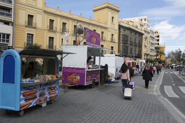Food-trucks. Saturación de puestos en la plaza Tetuán. 