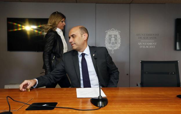 Gabriel Echávarri, alcalde de Alicante, y Eva Montesinos, concejal socialista en el consistorio. 