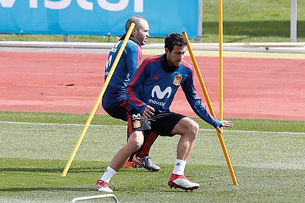 Parejo esquiva unas picas, seguido de Iniesta. 