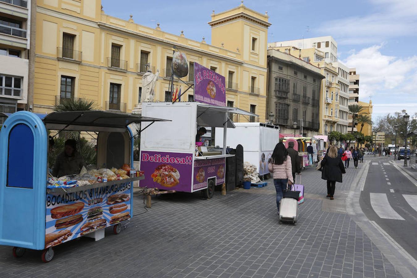 Las principales asociaciones de la ciudad han hecho balance de las Fallas con demoledores informes acerca del descontrol callejero, la descoordinación del gobierno municipal en cuanto a los permisos, que tacharon de «caos», la excesiva suciedad de las calles y el abuso de las food-trucks, las churrerías y la venta ambulante ilegal.