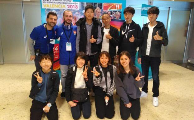 Los atletas japoneses a su llegada al aeropuerto de Manises.