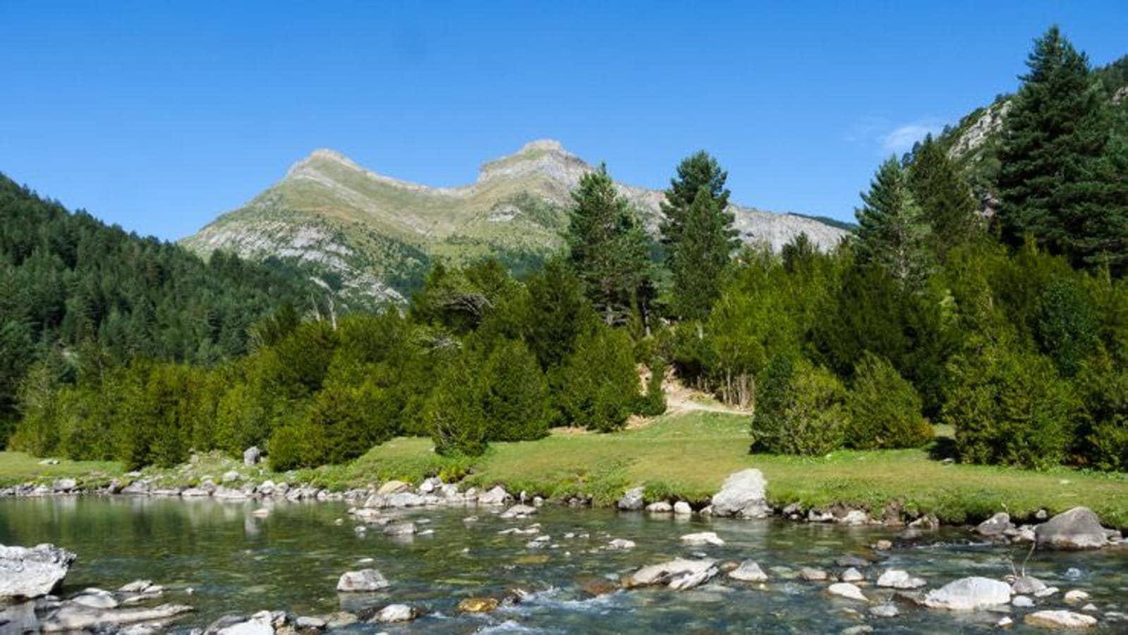 Bujaruelo (Pirineo aragonés, Huesca) | Una opción más rural y de montaña, lindante con el Parque Nacional de Ordesa y Monte Perdido, donde la primavera viste la zona de un verde puro perfecto para hacer senderismo o disfrutar del aire libre.