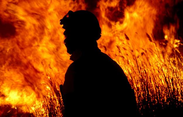 Un bombero del Consorcio Provincial de Castellón durante las tareas de extinción del fuego en el Prat de Cabanes. 