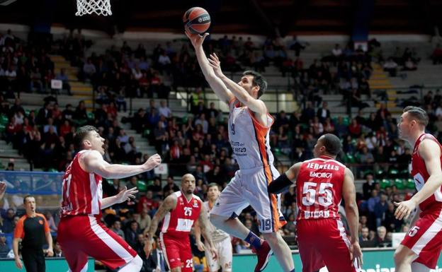 San Emeterio lanza sobre Arturas Gudaitis.