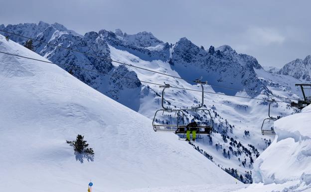 Hasta tres metros de nieve se acumulan en las cotas más altas