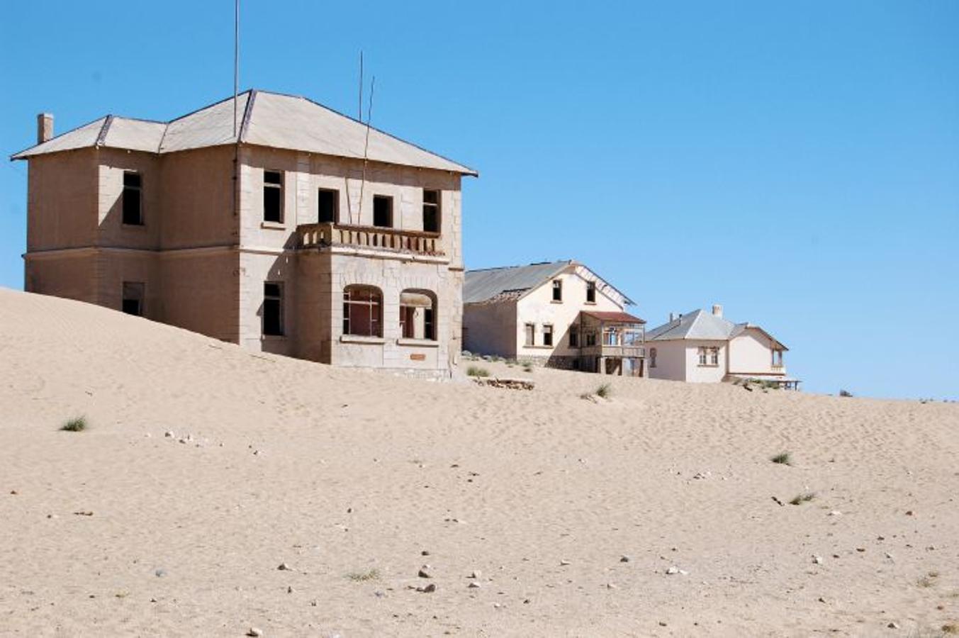 Kolmanskop, Namibia | Fue construida por buscadores de diamantes alemanes, alcanzó una población numerosa e incluso muy pudiente económicamente, pero se despobló a medida que se acabó la producción.