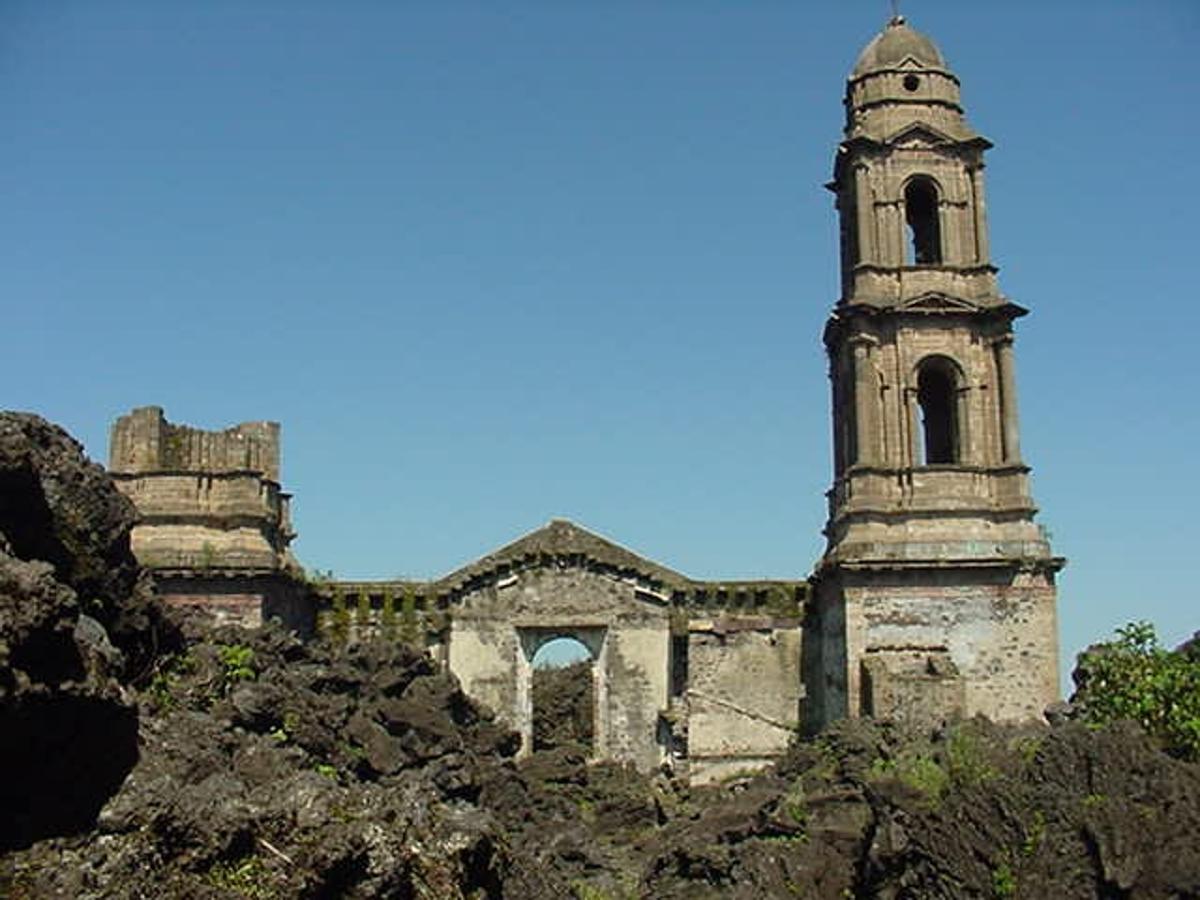 San Juan Parangaricutiro, México | El pueblo fue desalojado ante su próxima destrucción debido a la erupción del volcán Paricutin en 1943.