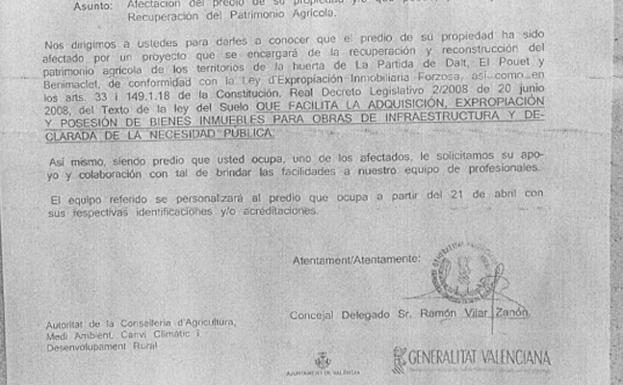 Parte en castellano del falso aviso de expropiación que mezcla el logo de la Generalitat y la firma del concejal de Valencia Ramón Vilar.