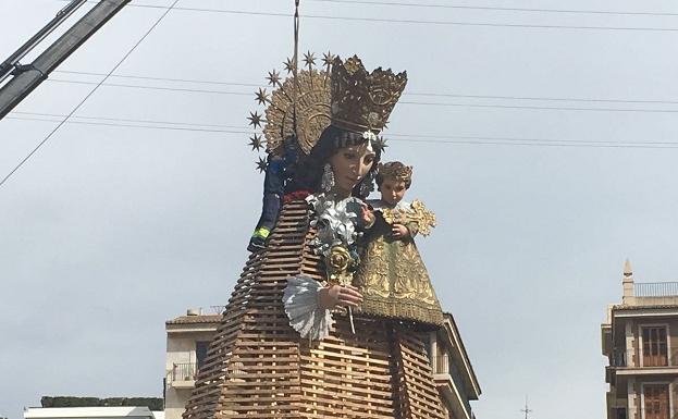 Proceso de desmontaje de la imagen de la virgen de los Desamparados en la plaza de la Virgen.