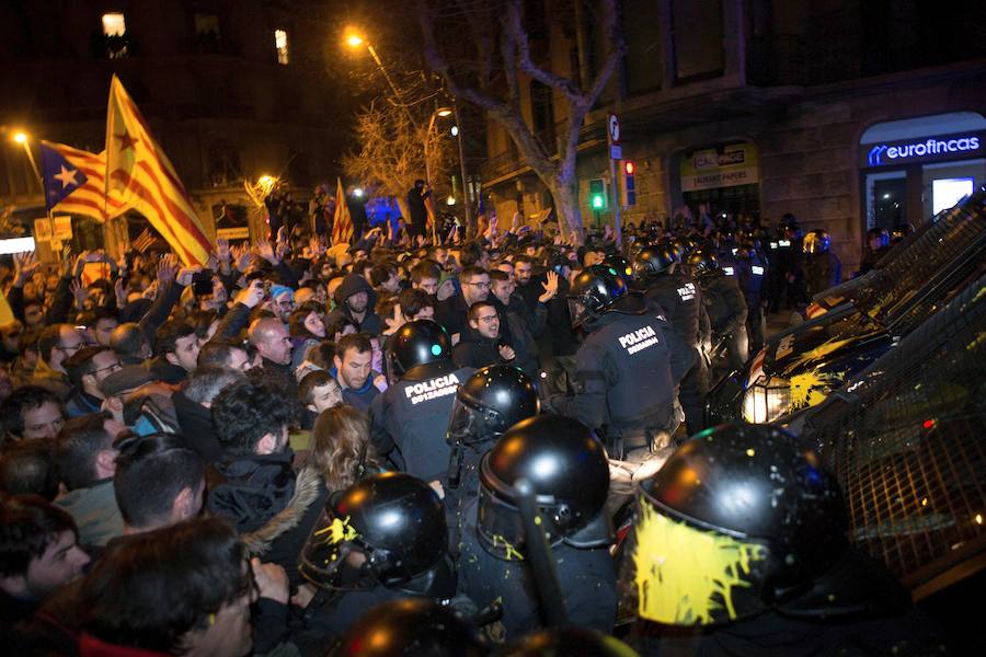 Los Mossos d'Esquadra han disparado salvas y han mostrado lanzadoras de proyectiles de precisión para tratar de dispersar a los manifestantes en Barcelona que han tratado de desbordar el perímetro policial frente a la Delegación del Gobierno en Cataluña en protesta por el encarcelamiento de líderes secesionistas.