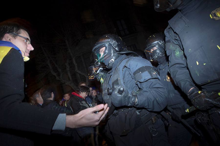 Los Mossos d'Esquadra han disparado salvas y han mostrado lanzadoras de proyectiles de precisión para tratar de dispersar a los manifestantes en Barcelona que han tratado de desbordar el perímetro policial frente a la Delegación del Gobierno en Cataluña en protesta por el encarcelamiento de líderes secesionistas.