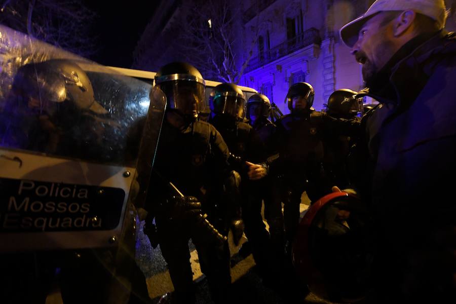 Los Mossos d'Esquadra han disparado salvas y han mostrado lanzadoras de proyectiles de precisión para tratar de dispersar a los manifestantes en Barcelona que han tratado de desbordar el perímetro policial frente a la Delegación del Gobierno en Cataluña en protesta por el encarcelamiento de líderes secesionistas.