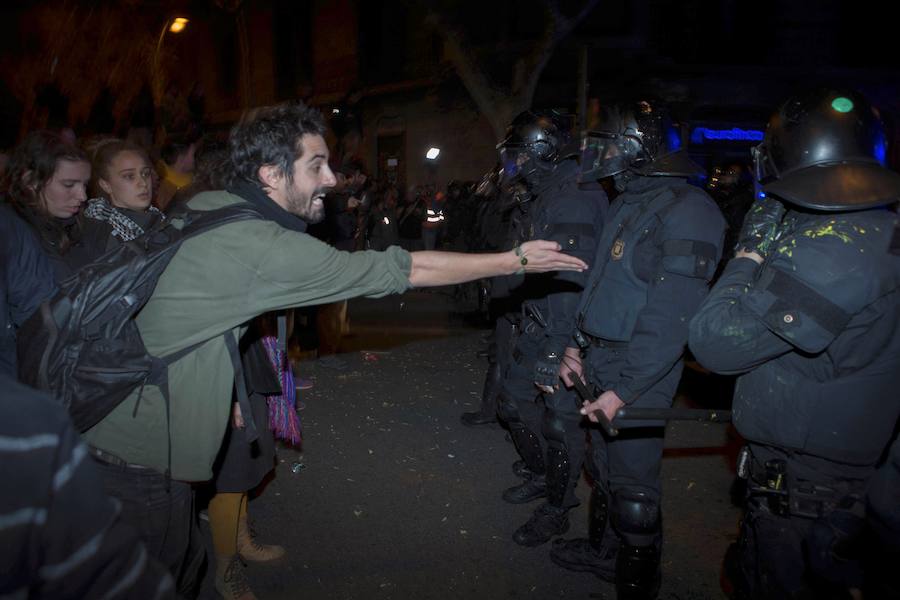 Los Mossos d'Esquadra han disparado salvas y han mostrado lanzadoras de proyectiles de precisión para tratar de dispersar a los manifestantes en Barcelona que han tratado de desbordar el perímetro policial frente a la Delegación del Gobierno en Cataluña en protesta por el encarcelamiento de líderes secesionistas.