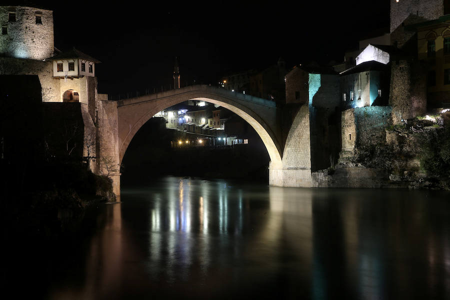 Las luces de los edificios y monumentos más representativos de 500 ciudades españolas y miles en todo el mundo se han apagado este sábado para celebrar la Hora del Planeta y concienciar al público sobre el cambio climático, una de las principales causas de pérdida de biodiversidad en todo el mundo.