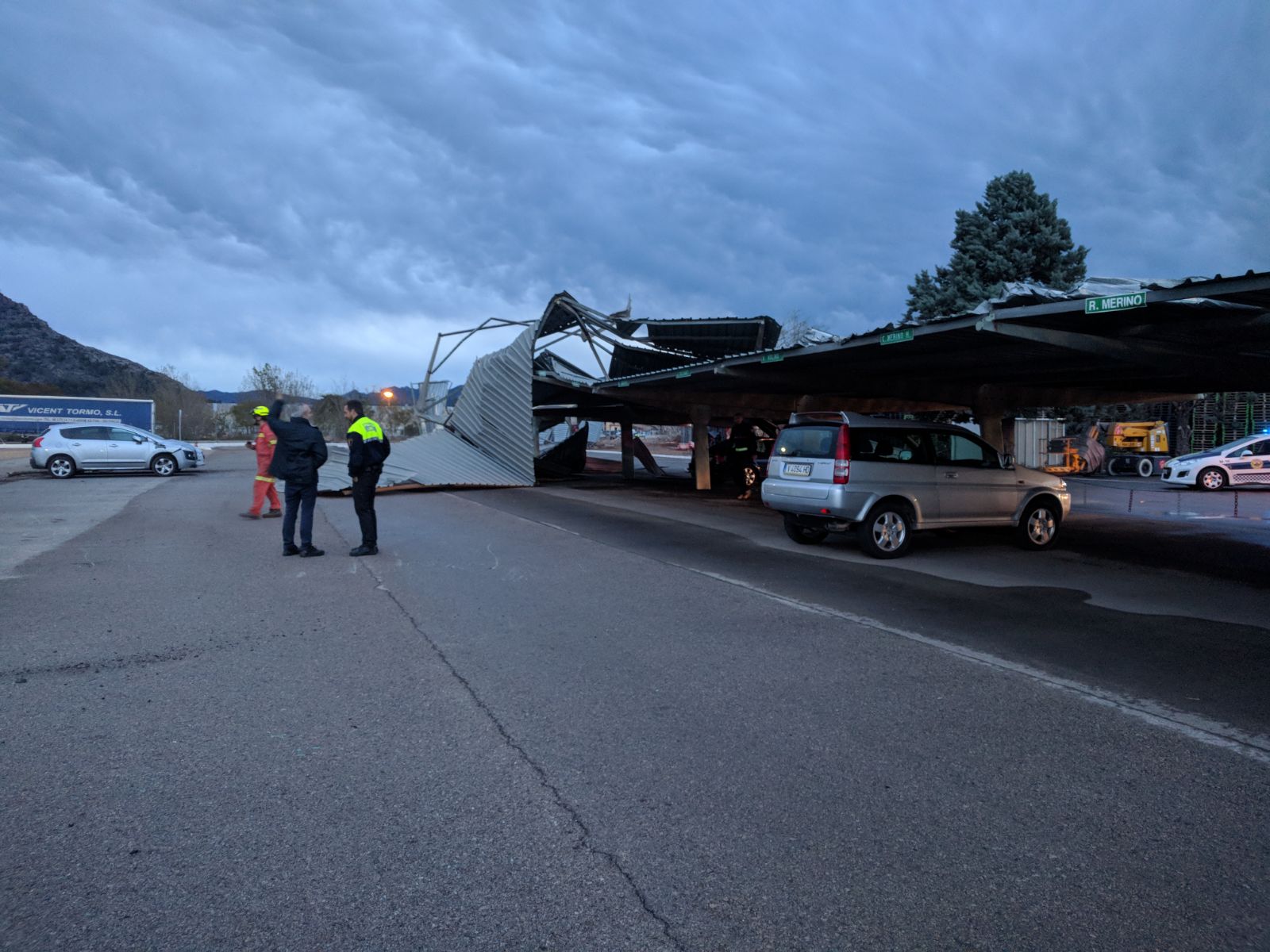 Fotos: Un pequeño tornado destroza un aparcamiento en Xàtiva y daña numerosos coches