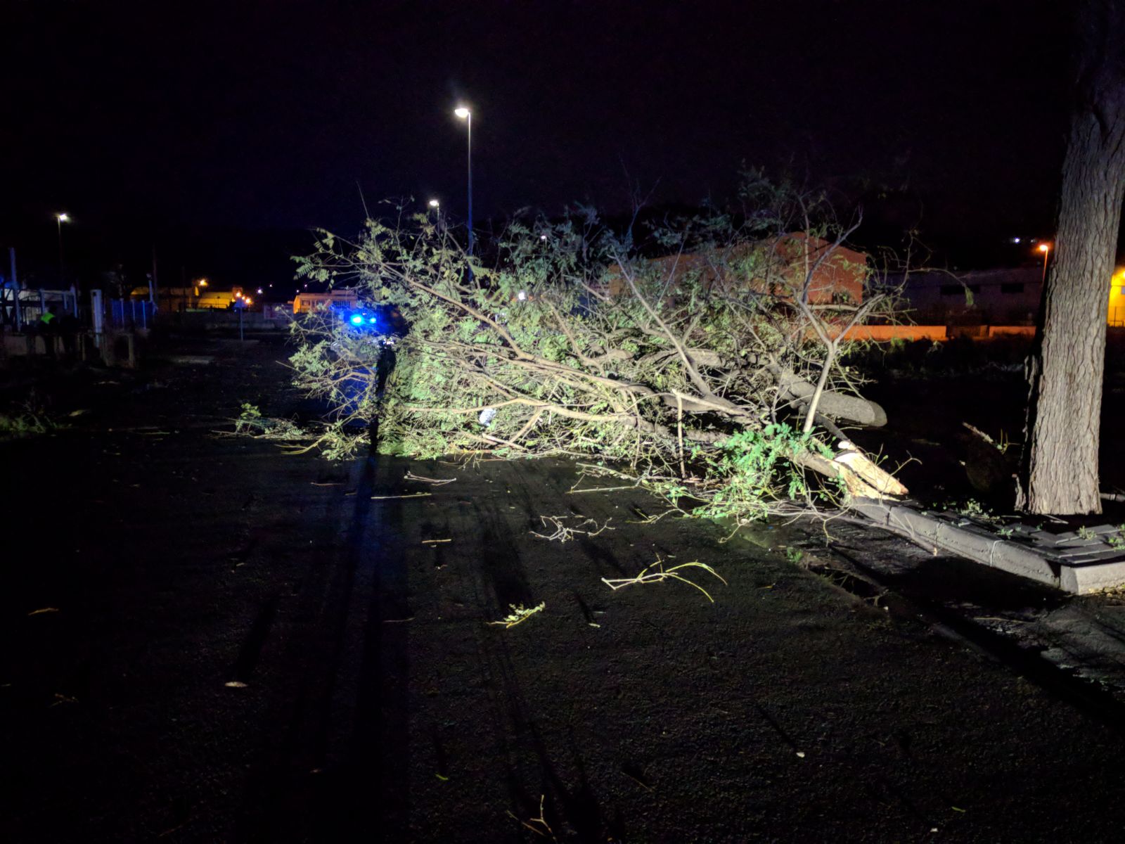 Fotos: Un pequeño tornado destroza un aparcamiento en Xàtiva y daña numerosos coches