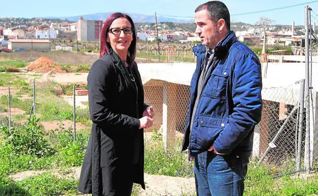 La vicepresidenta de la Diputació, Maria Josep Amigó con el alcalde de Alfarb, Santiago Cervera. 