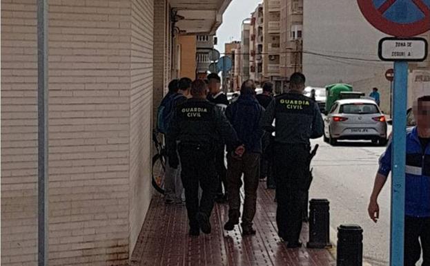 El detenido es custodiado por la Guardia Civil. 