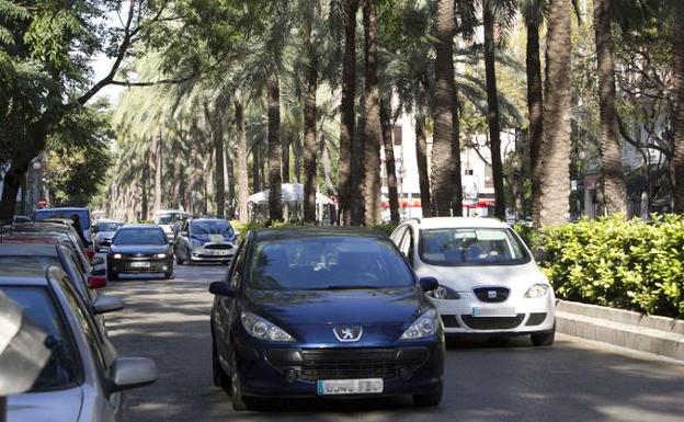 Varios vehículos recorren la avenida Reino de Valencia. 