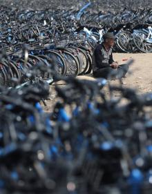 Imagen secundaria 2 - 70.000 bicicletas de Bluegogo fueron trasladadas a este aparcamiento para ser reparadas tras el cierre de la compañía en noviembre de 2017.
