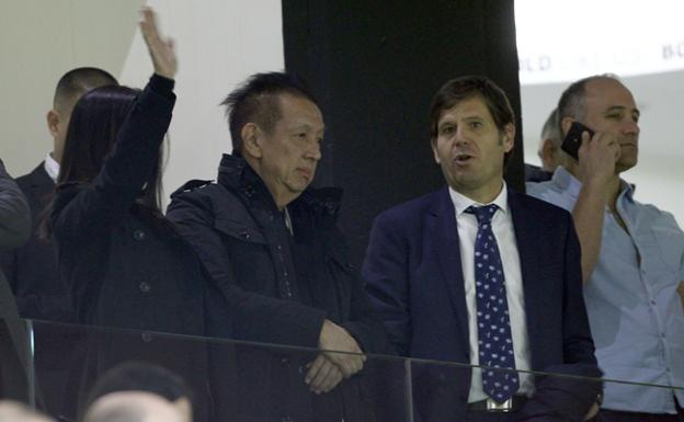 Peter Lim, junto a Mateo Alemany, durante un partido en Mestalla.