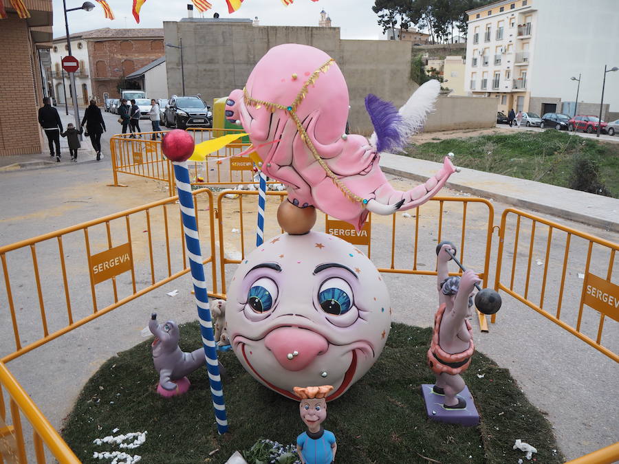 Turís ha celebrado este pasado fin de semana sus Fallas. Tradicionalmente tienen lugar en el fin de semana posterior al 19 de marzo para que los músicos locales puedan estar presentes tanto en el cap i casal como en las fiestas de su localidad. Así, el municipio de la Ribera Alta recibe a miles de personas que durante 4 días disfrutan de la fiesta fallera con todos los elementos que han hecho del festejo que fuera declarado Patrimonio de la Humanidad por la UNESCO. Las comisiones de Cortes Valenciana, El Barri, Placeta del Marques, plaça del Mercat y l'Antiga Fontanella dan ambiente a Turís con pasacalles, monumentos firmados por grandes artistas falleros y actos de pólvora. En la noche del 25 al 26 de marzo se celebró la tradicional cremà de las fallas simbolizando el final de un festejo marcado por las fuertes rachas de viento, que han estado detrás de los daños que presentaba algún ninot, y la gran afluencia de público. 