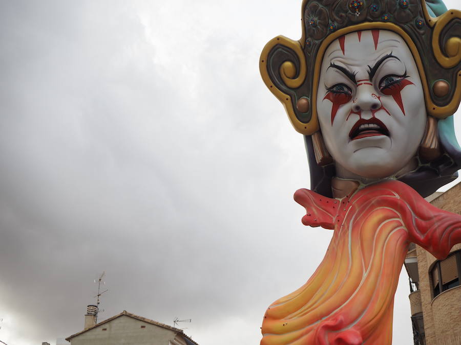 Turís ha celebrado este pasado fin de semana sus Fallas. Tradicionalmente tienen lugar en el fin de semana posterior al 19 de marzo para que los músicos locales puedan estar presentes tanto en el cap i casal como en las fiestas de su localidad. Así, el municipio de la Ribera Alta recibe a miles de personas que durante 4 días disfrutan de la fiesta fallera con todos los elementos que han hecho del festejo que fuera declarado Patrimonio de la Humanidad por la UNESCO. Las comisiones de Cortes Valenciana, El Barri, Placeta del Marques, plaça del Mercat y l'Antiga Fontanella dan ambiente a Turís con pasacalles, monumentos firmados por grandes artistas falleros y actos de pólvora. En la noche del 25 al 26 de marzo se celebró la tradicional cremà de las fallas simbolizando el final de un festejo marcado por las fuertes rachas de viento, que han estado detrás de los daños que presentaba algún ninot, y la gran afluencia de público. 