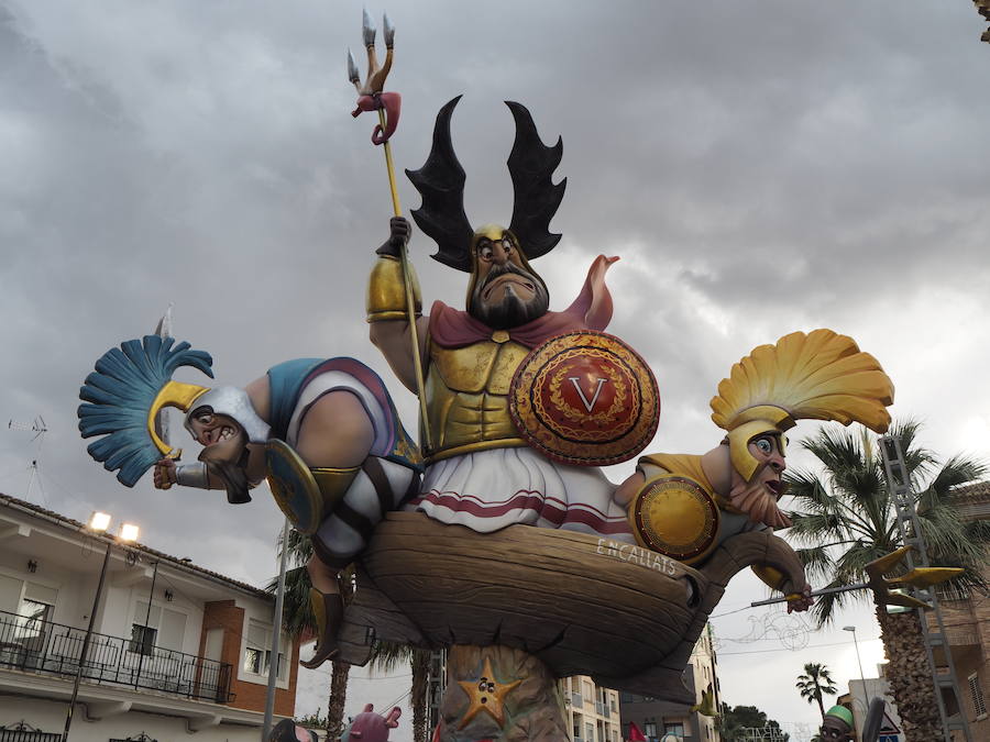 Turís ha celebrado este pasado fin de semana sus Fallas. Tradicionalmente tienen lugar en el fin de semana posterior al 19 de marzo para que los músicos locales puedan estar presentes tanto en el cap i casal como en las fiestas de su localidad. Así, el municipio de la Ribera Alta recibe a miles de personas que durante 4 días disfrutan de la fiesta fallera con todos los elementos que han hecho del festejo que fuera declarado Patrimonio de la Humanidad por la UNESCO. Las comisiones de Cortes Valenciana, El Barri, Placeta del Marques, plaça del Mercat y l'Antiga Fontanella dan ambiente a Turís con pasacalles, monumentos firmados por grandes artistas falleros y actos de pólvora. En la noche del 25 al 26 de marzo se celebró la tradicional cremà de las fallas simbolizando el final de un festejo marcado por las fuertes rachas de viento, que han estado detrás de los daños que presentaba algún ninot, y la gran afluencia de público. 