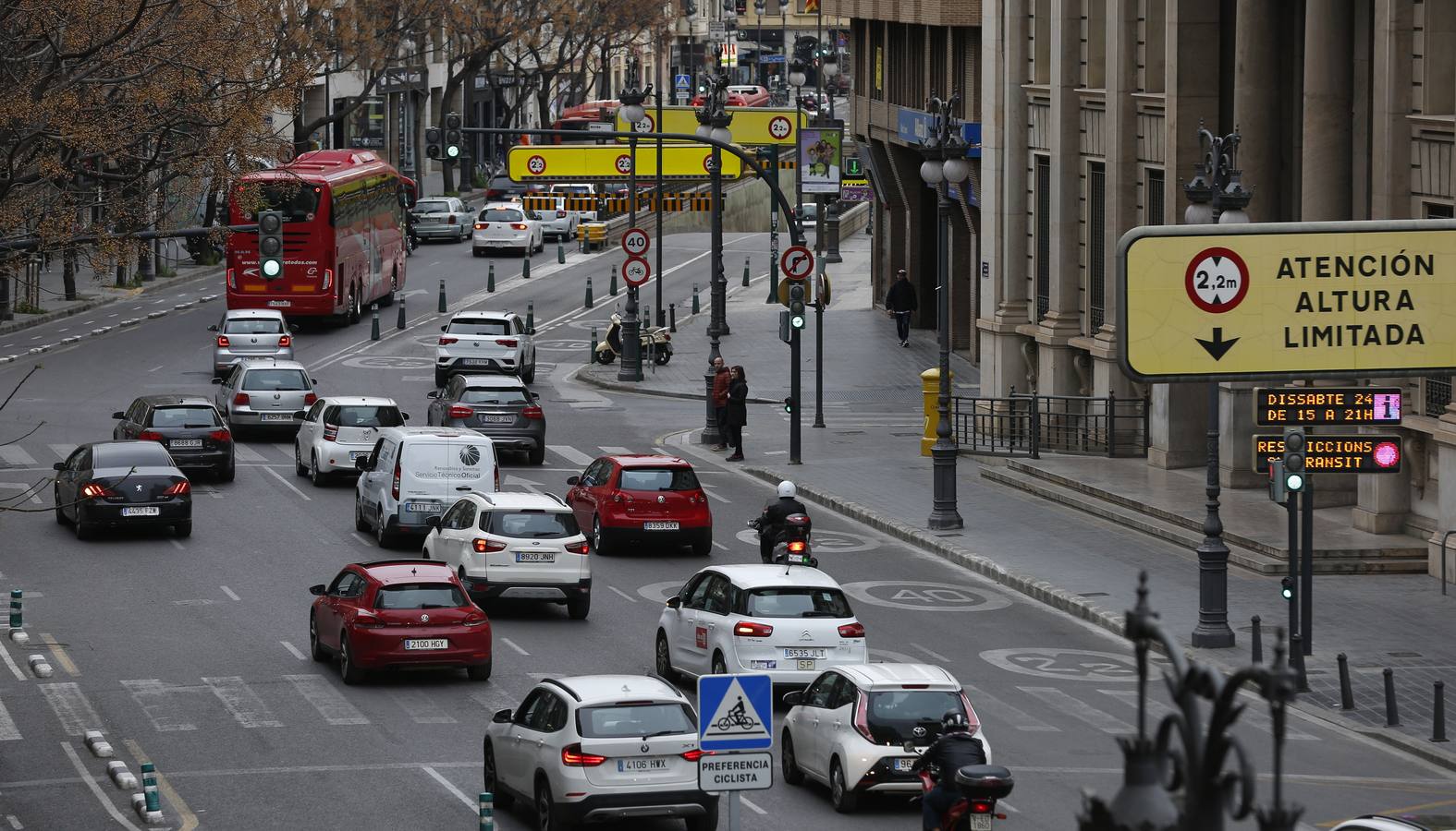 Problemas de tráfico y movilidad en la plaza San Agustín de Valencia, denunciados por vecinos de la zona.