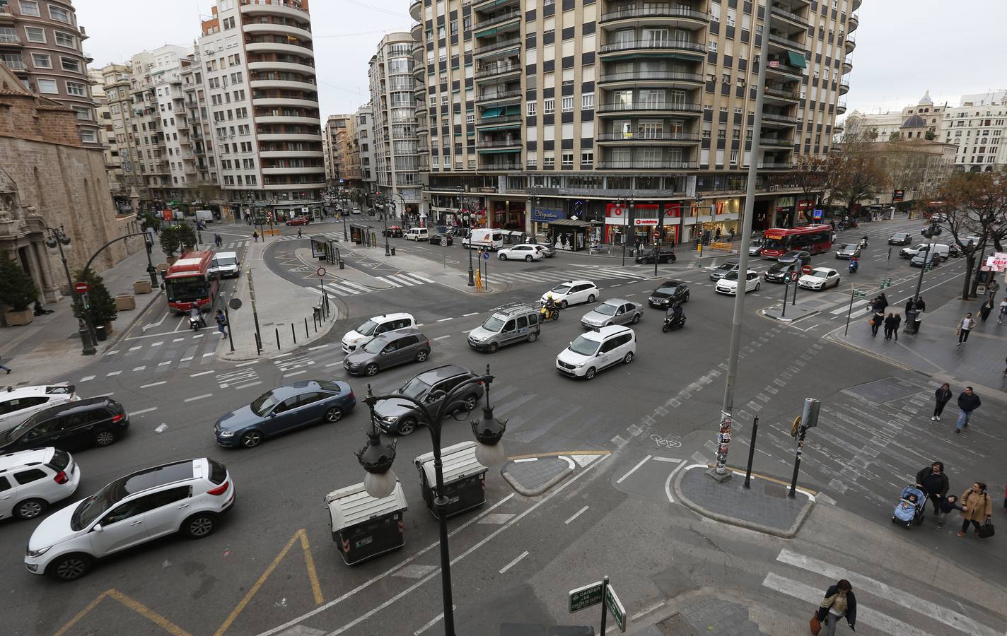 Problemas de tráfico y movilidad en la plaza San Agustín de Valencia, denunciados por vecinos de la zona.