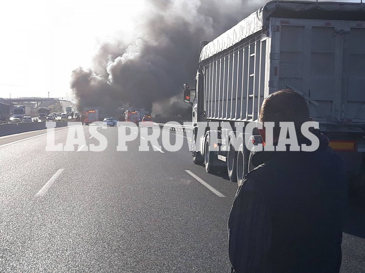 Fotos: Dos camiones en llamas tras un grave accidente con un herido en la autovía A-3 en Riba-roja