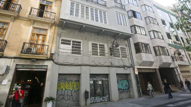 Fachada del antiguo cine Metropol, en la calle Hernán Cortés. 