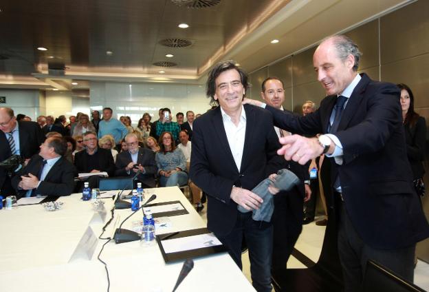 El periodista Arcadi Espada junto a Francisco Camps, expresidente de la Generalitat, en la presentación de ayer. 