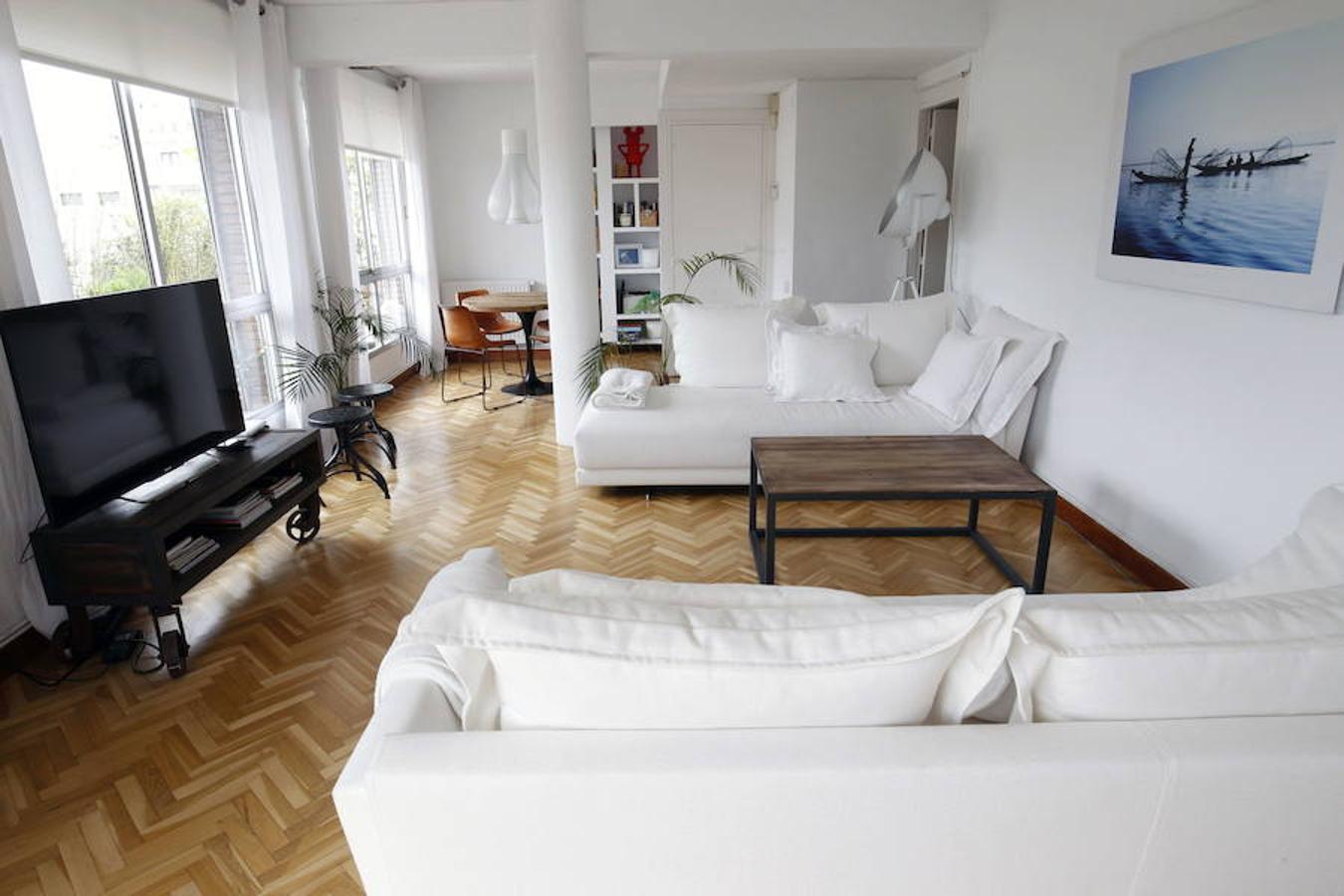 Fresca, luminosa y agradable, con tonos blancos que simulan una casa ibicenca para huir de la rigidez de las viviendas convencionales. Pretendían conseguir un lugar desenfadado que pudiese estar siempre lleno de amigos. 