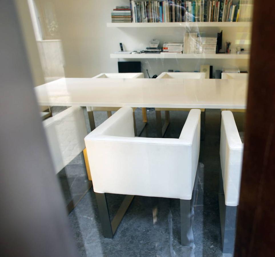 La entrada es común para la casa y el estudio, con suelo de piedra natural gris y una orientación hacia el suroeste para poder apreciar el atardecer.