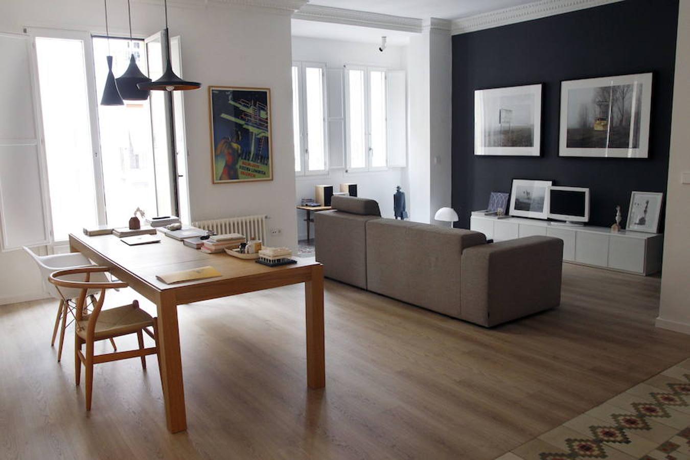 El salón se caracteriza por su forma geométrica y lo más fundamental para ellos en su casa es la luz. Los patios centrales de la vivienda crean como una chimenea que genera ventilación y el pasillo está lleno de habitaciones entre las que se encuentra el estudio de la arquitecta. 