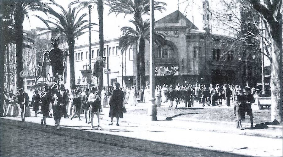 Cine Coliseum | Propiedad del Doctor en Medicina Emilio Pechuán Giner, el cine Coliseum se inauguró a finales de los años 20. Conocido cariñosamente como 'El Coli', fue obra del prestigioso arquitecto Francisco Mora Berenguer y tenía un aforo de 2.627 personas (fue durante algún tiempo uno de los salones más grandes de España). La sala de cine se encontraba en la Gran Vía Germanías, esquina con la calle Castellón, y fue derruida en el año 1972 debido a su "escasa rentabilidad como cine y el alto valor económico de su espacio". A principios de los años 70, la propiedad decidió cederlo a una inmobiliaria que construyó en su lugar un edificio de viviendas. -Colección José Alcañiz. Libro 'El libro de los cines de Valencia'-