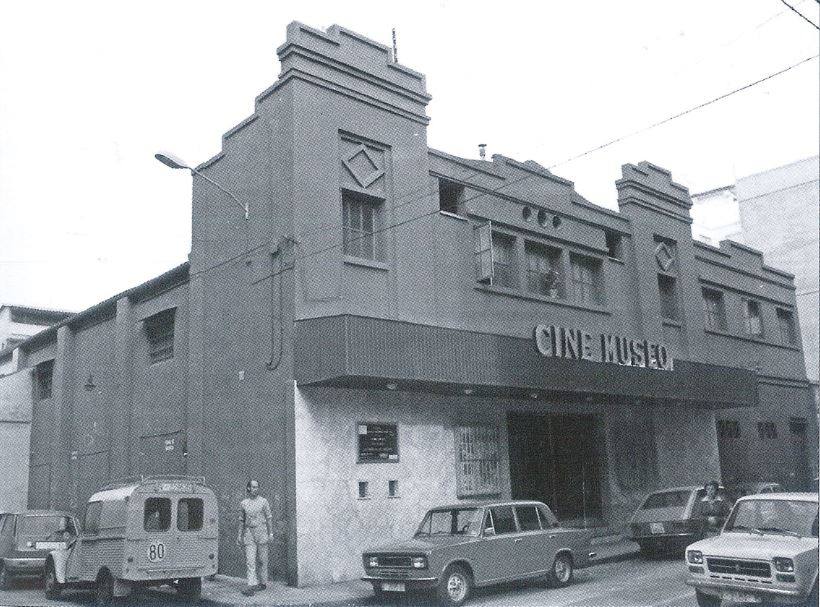 Cine Museo | En el barrio del Carmen, Nicolás García Caro, el marqués de Caro, disponía de numerosos campos y solares, dispuestos para la edificación. En uno de ellos, el marqués mandó a construir el cine Museo, aprovechando el buen momento que vivía el cine como consecuencia de la implantación del cine sonoro. Fue en la misma calle del Marqués de Caro, 7, esquina con la calle dedicada al Dr. Chiarri. Fue inaugurado en 1934 y tenía aforo para 910 personas. En los mejores momentos de este cine su empresario fue Enrique Fayos, que agotadas todas las posibilidades de ofrecer cine cerró la sala en 1984. Fue derribado en 1995. Sobre el espacio que dejó libre el cine se ha construido una pista deportiva donde se entrenan los alumnos del Instituto de enseñanza secundaria del Barrio del Carmen. -Colección José Alcañiz. Incluida en 'El libro de los cines de Valencia (1896-2014)'-.