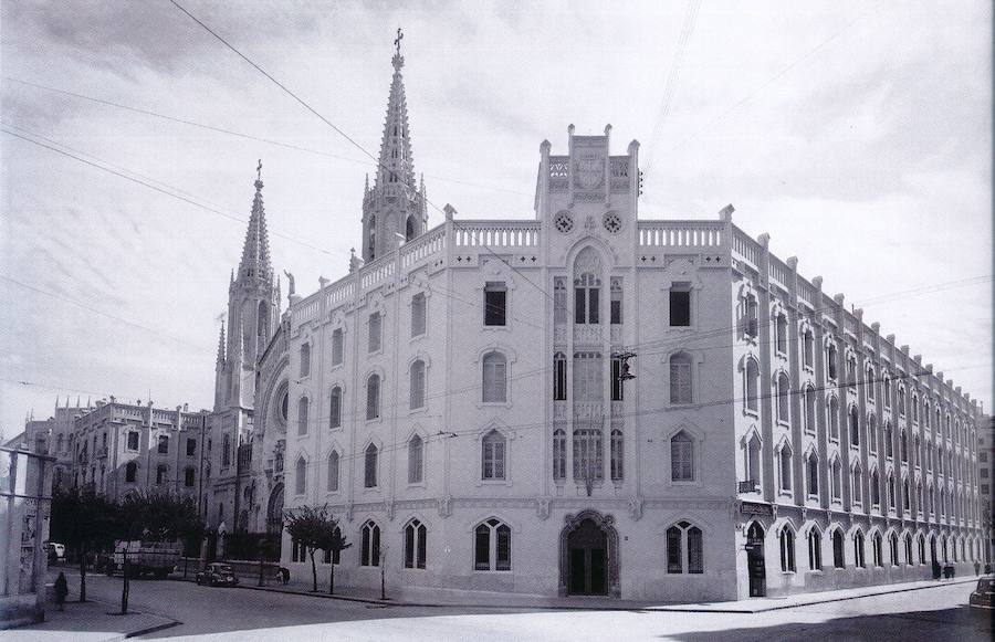 Real Convento de Predicadores de Valencia | Haciendo chaflán entre la calle Cirilo Amorós y la calle Isabel la Católica se alzaba la sede del Real Convento de Predicadores de Valencia, donde se instalaron los frailes dominicos en el 1916 (aunque otras fuentes hablan de 1913). El antiguo convento fue demolido dejando paso a un edificio moderno que en la actualidad "rompe la continuidad estética con la Basílica", contruida junto al convento. -Foto Sanchis. Arxiu Generalitat, Libro 'La Valencia desconocida'-.