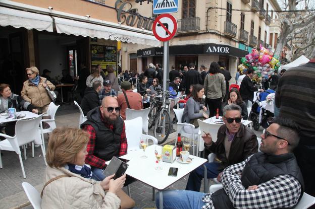 Las terrazas del inicio del calle Marqués de Campo, en Dénia, llenas durante las pasadas fiestas josefinas. 