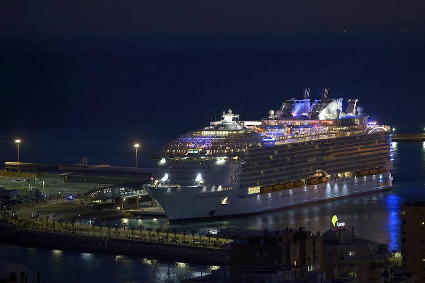 Con 362 metros de eslora y 226.000 toneladas, el 'Symphony of the Seas' pasará por Valencia el próximo 21 de octubre en una escala de un crucero por el Mediterráneo. Tiene capacidad para 6.360 pasajeros.