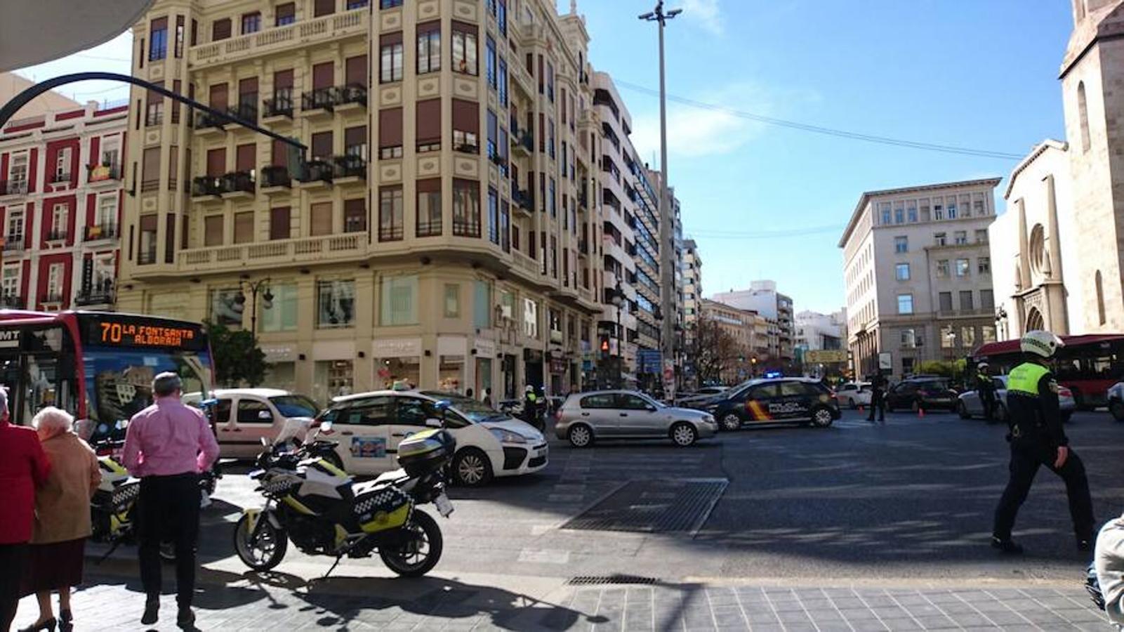 Fotos: La Policía Nacional salva la vida de un hombre en el centro de Valencia