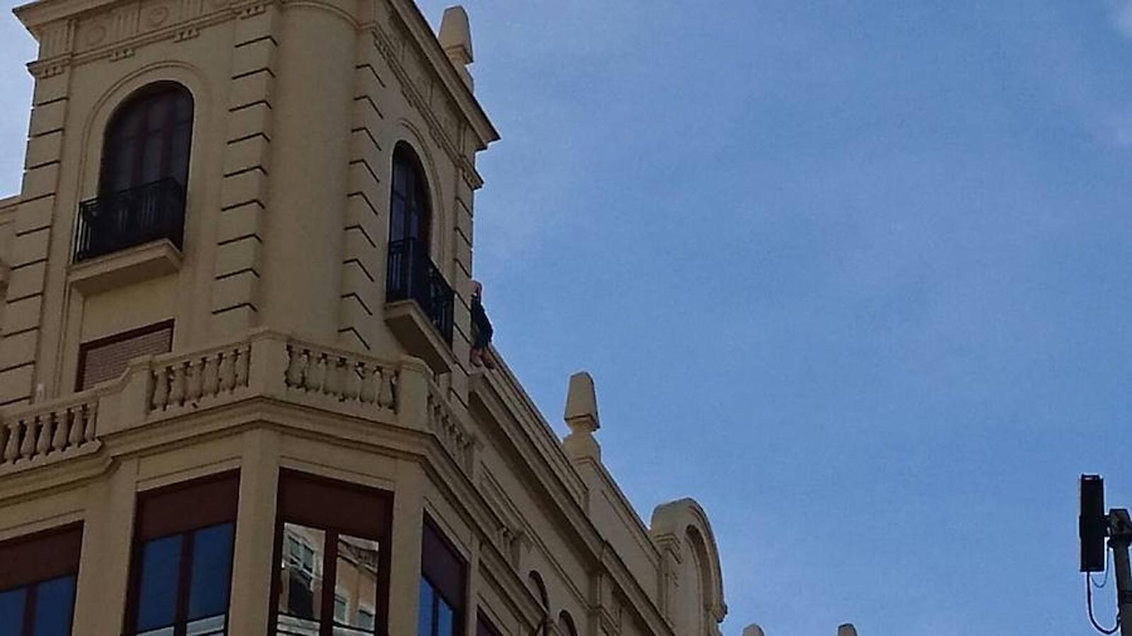 Fotos: La Policía Nacional salva la vida de un hombre en el centro de Valencia