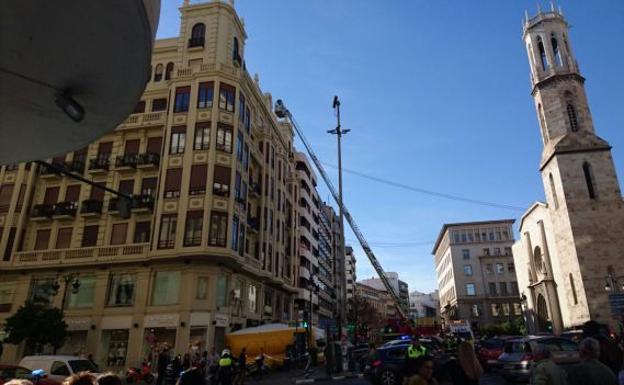 Los bomberos desplegaron una grúa hasta donde se encontraba el hombre y colocaron una colchoneta en la calle.