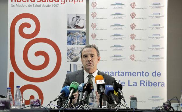 El gerente de Ribera Salud, Javier Palau, presenta los indicadores de gestión del Hospital de Alzira.