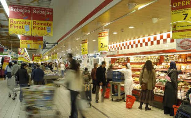 Clientes en el interior de un hipermercado, en una imagen de archivo.