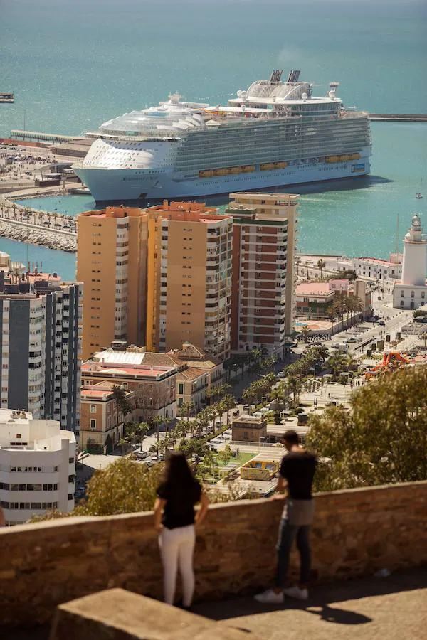 Con 362 metros de eslora y 226.000 toneladas, el 'Symphony of the Seas' pasará por Valencia el próximo 21 de octubre en una escala de un crucero por el Mediterráneo. Tiene capacidad para 6.360 pasajeros.