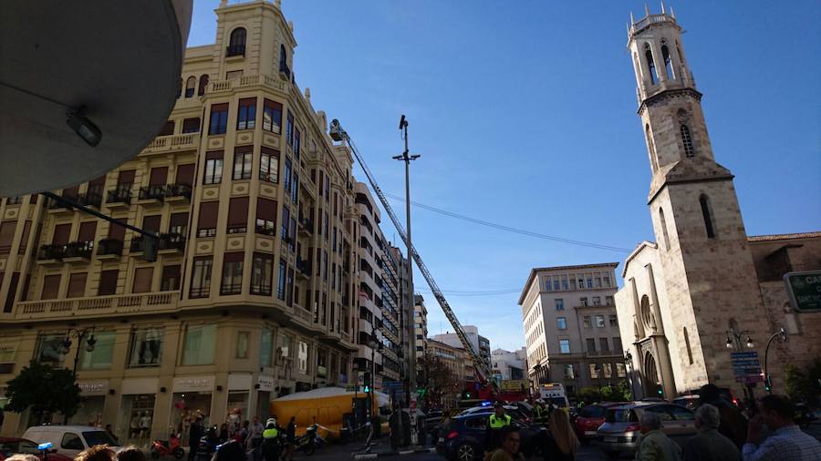 Fotos: La Policía Nacional salva la vida de un hombre en el centro de Valencia