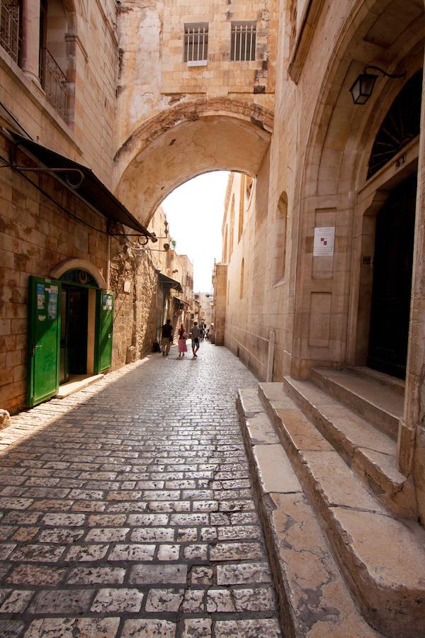 VÍA DOLOROSA | La ruta empieza en la puerta de los Leones, cerca de la antigua fortaleza Antonia, y termina en la iglesia del Santo Sepulcro. Fue todo el recorrido que Jesús hizo con la cruz a cuestas subiendo al Gólgota, Vía Crucis que se recuerda cada Viernes Santo. Las estrechas callejuelas de Jerusalén que llevan al Santo Sepulcro están señalizadas con las 15 estaciones.