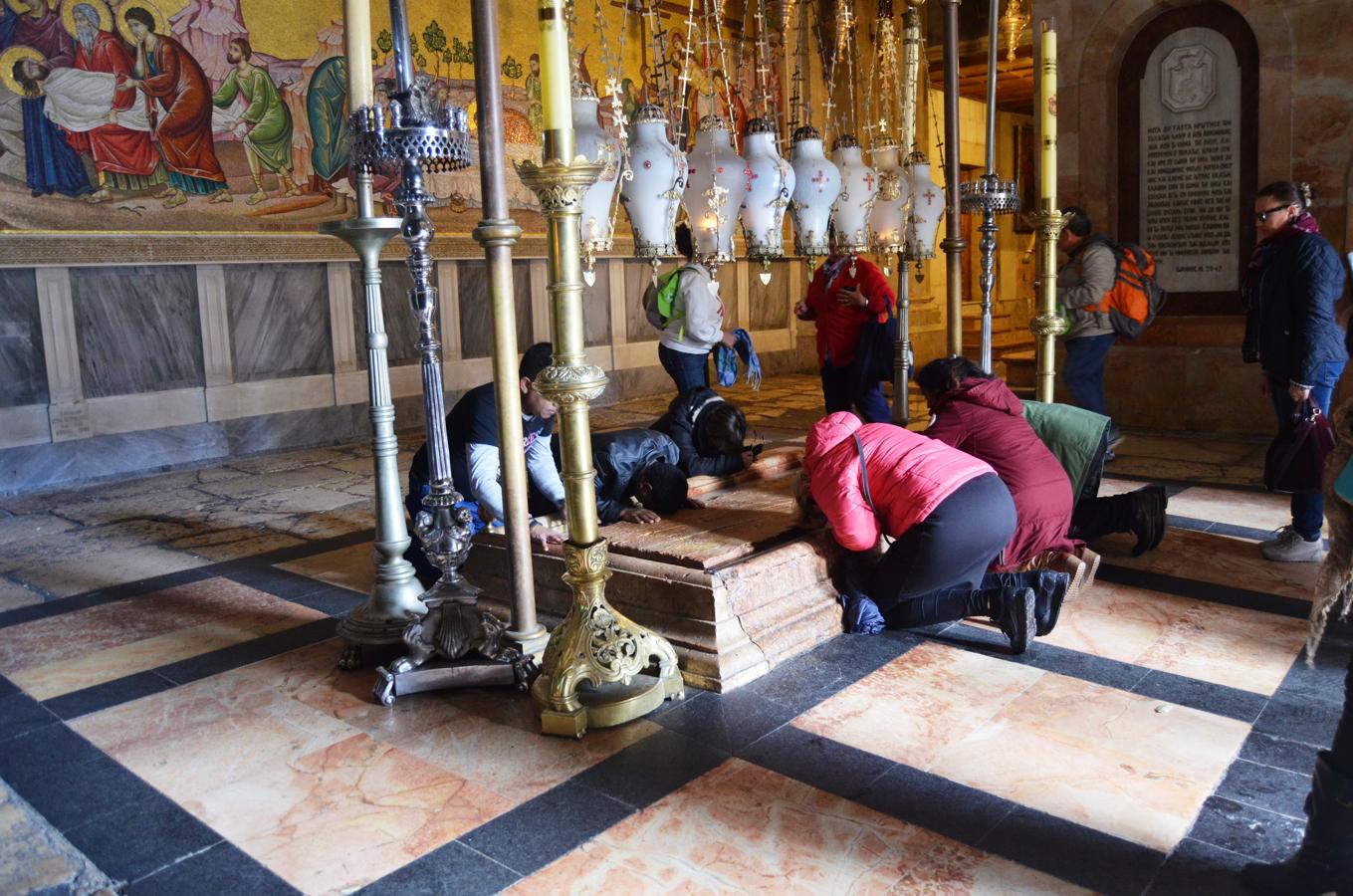 PIEDRA DE LA UNCIÓN | Según la tradición cristiana, es donde el cuerpo de Cristo fue preparado para el entierro y uno de los elementos más populares de la Iglesia del Santo Sepulcro. Está a tan solo unos metros de la tumba de Jesús.